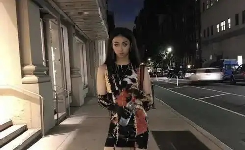 伊能静儿子再次晒出女装照片,满屏粉色,是否成为下一个金星