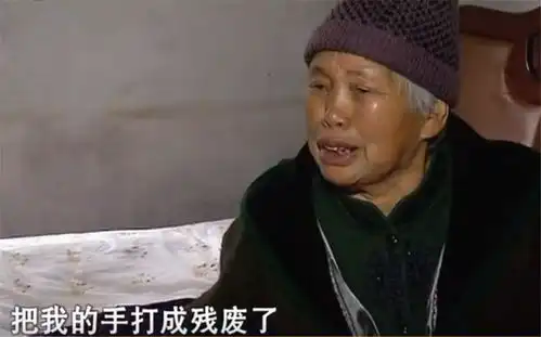 回顾8旬老太住鸡窝,跪求8个女儿给她养老,女儿谁叫你不生儿子