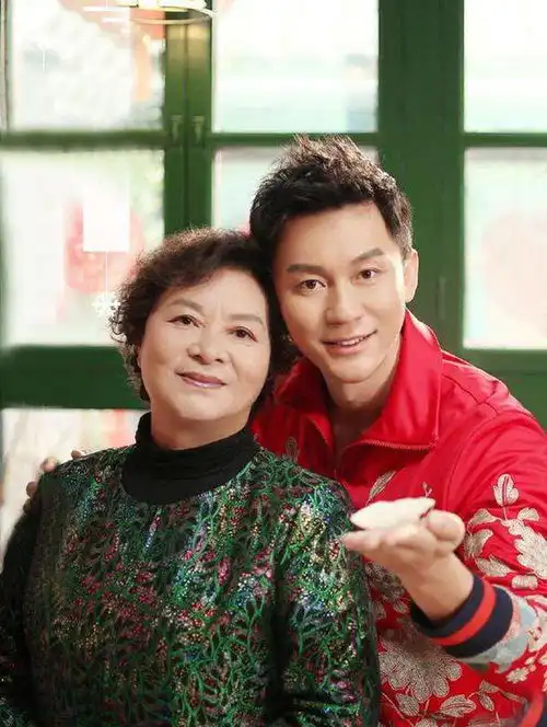 父母离异各自再婚,李晨的孝子宣言4位爸爸妈妈都是我的亲人