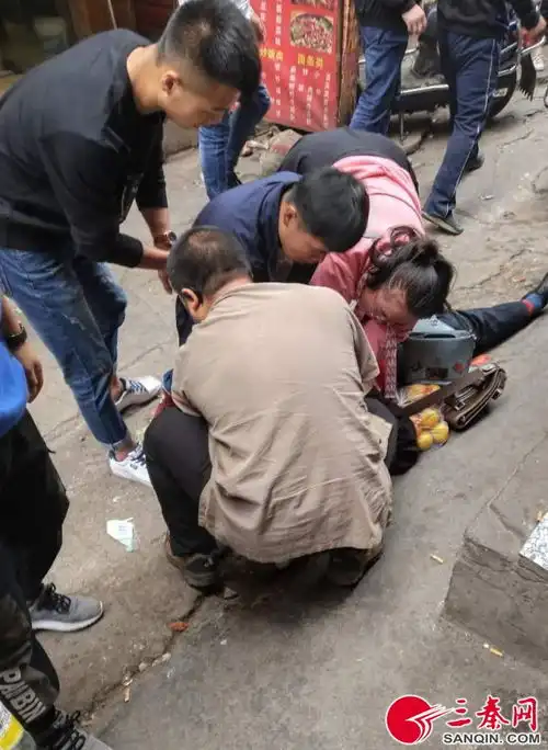 男子街头犯病24岁男医生组织热心人施救