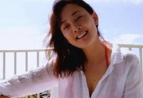 参观牛莉如今住的山景别墅,客厅装了一面墙落地窗,风景太美了