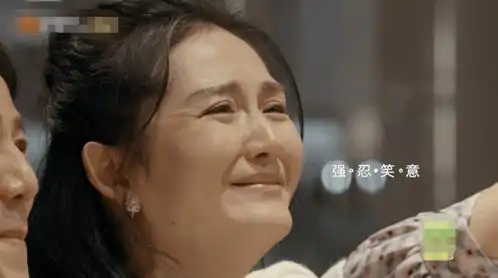 谢娜新综艺憋笑时的表情看着真老不少,褶皱很明显,但仍然很喜庆