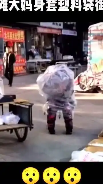 街头摆摊大妈身套塑料袋御寒,生活所迫,每个人都不易