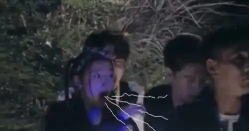 关晓彤大晚上玩滑梯全程尖叫整个人直接摔出,一双大长腿太瞩目