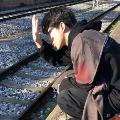 小清新男生头像,最好看的一张就是封面口含玫瑰的