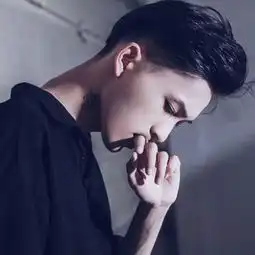 叼烟古董老男人