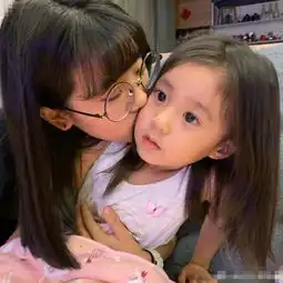 梧桐妹深夜晒和贾静雯的自拍合影,和妈妈一起激动恭喜妈妈入围