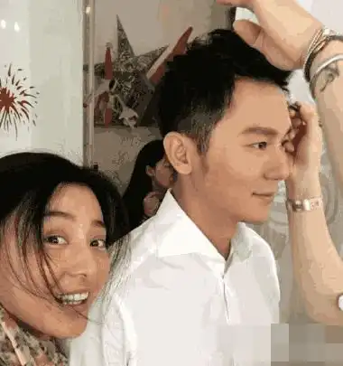 冰冰素颜与李晨合影,谁注意李晨嫌弃的表情感情一目了然