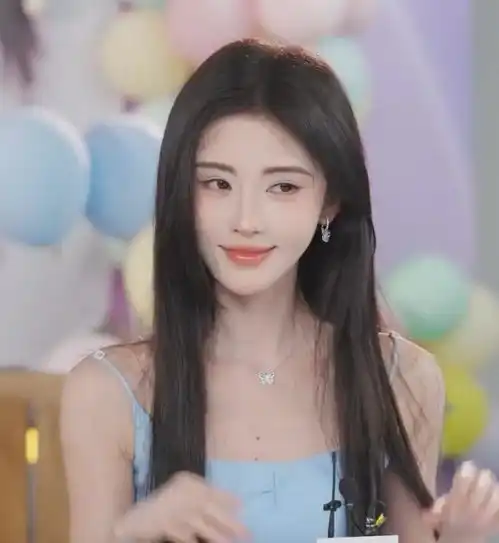 鞠婧祎悄悄变样了在芒果晚会上表情不自然,近照也让人脸盲