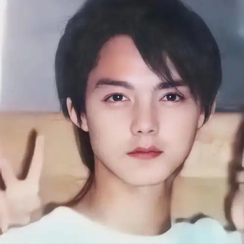 王彦霖婚礼上,尹正全程跑神,杨紫前男友发型雷人,虚报身高