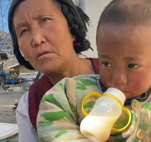 2岁没妈男孩,冬天光脚不穿鞋,奶奶想妈妈了就让姑姑抱抱他