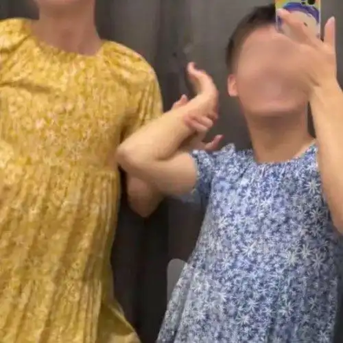 两男子试衣间试穿女童装翘首弄姿辩称买给妹妹优衣库员工恶心