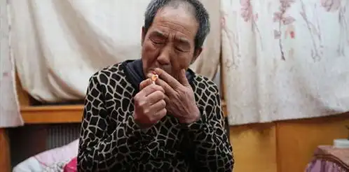 65岁岳母住女婿家不走,女婿愤怒你滚,我母亲70岁在养老院受苦