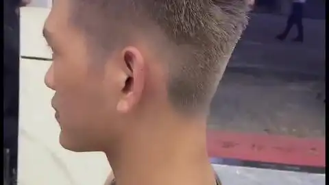 男士发型搭配亚麻灰棕色可以让女生倒追你的一款超级帅气的发型发色广州增城男士发型广州增城男生发型广州增城男