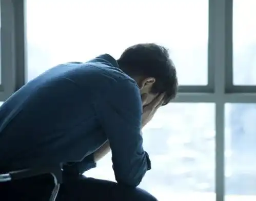 老同学三番两次的恳求帮忙,男子心软答应,却面临222万赔偿
