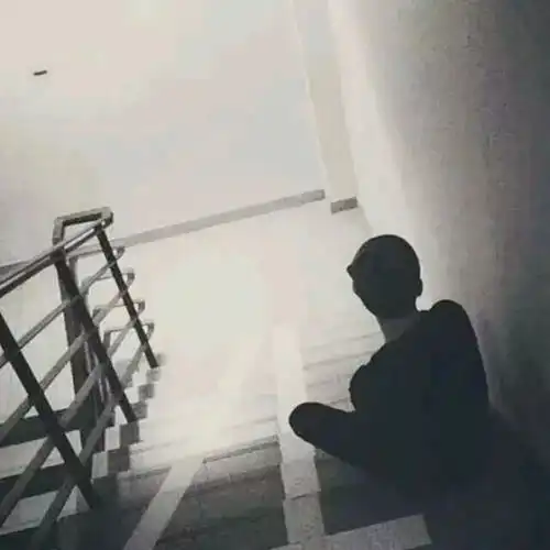 孤独头像黑白背影男生黑