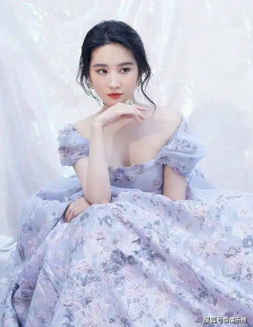 微博之夜神仙同框杨幂猛翻白眼杨颖面无表情,一旁的杨紫好无辜