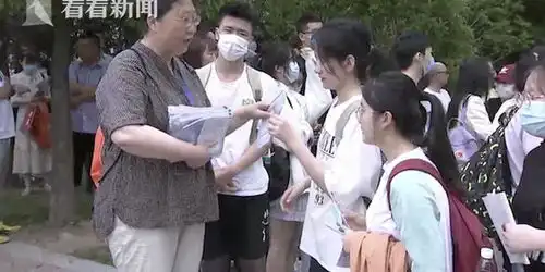 从教35年教师延迟两个月退休只为最后一次送考