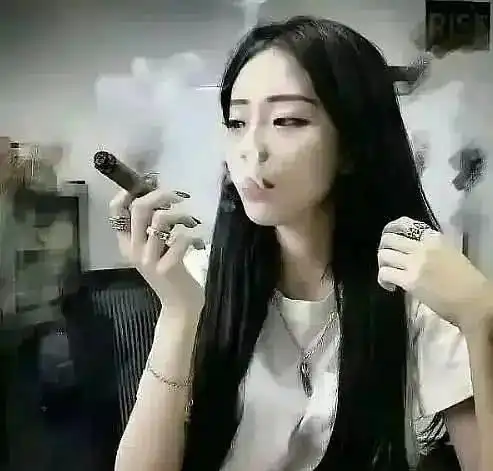 抽烟爆粗口拍不雅照喻言黑历史被扒,这样还想c位出道网友该退赛了