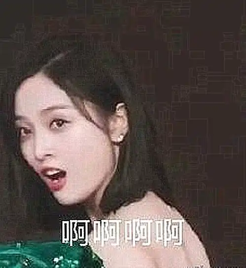 微博之夜状况连连,杨幂的脸垮了,王源的水洒了,吴宣仪的裙泼了