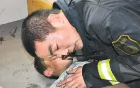 幼童火场昏迷消防员生死营救6轮人工呼吸救回男童