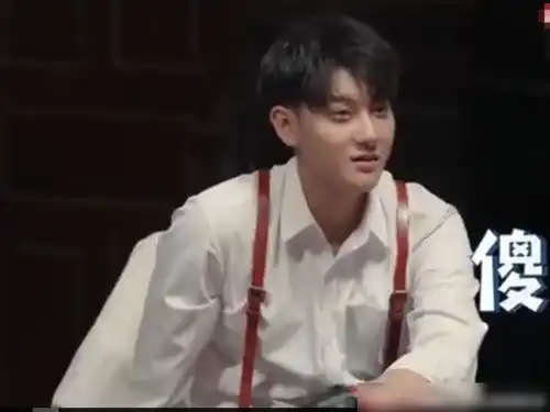 杨紫传授黄子韬经验,称不说话会显得精明一点,韬韬表情超搞笑
