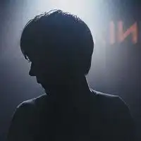 黑白男生低头头像男生微信头像图片大全