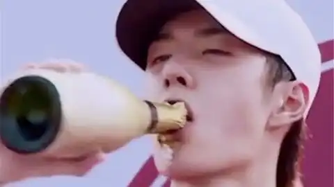 红绿配属于王一博的奶萌时刻,可爱表情包出处的视频,你肯定没见