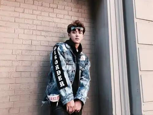 表情包要逆袭壁纸了黄子韬身穿羽绒大衣凸显潮男品味