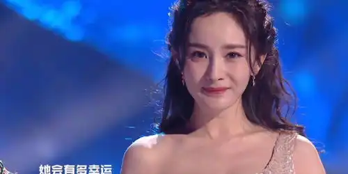 杨幂隔空飞吻周笔畅,一秒转变娇嗔的小表情,真的好甜啊