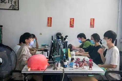 超6.2亿人下载潮汕小伙画的丑萌贱蘑菇头今天十岁啦