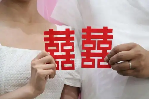 520结婚登记有多火爆快来瞧瞧昆都仑区扯证的小年轻