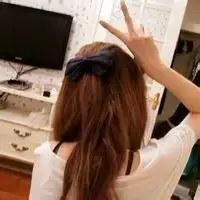 卖萌女生的背影