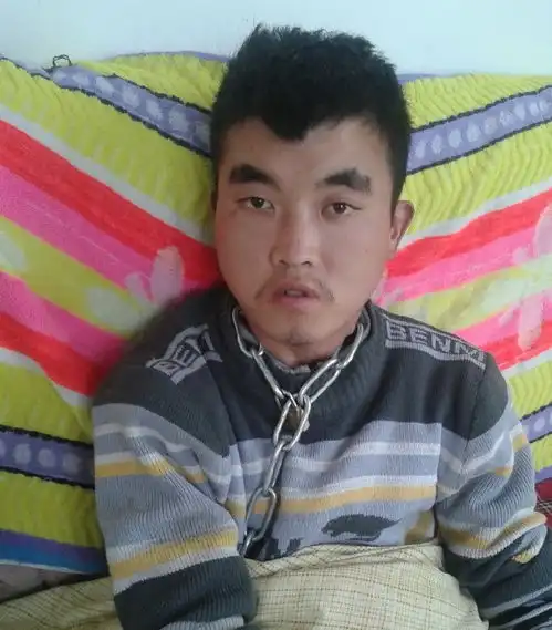 24岁男子被父母用2米铁链锁住脖子,一天一顿饭,只为改变恶习