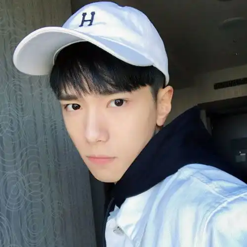 扣扣男生西装墨镜头像麻