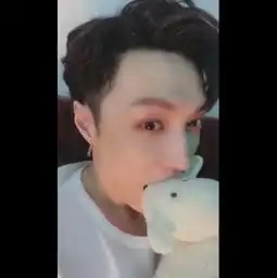 张艺兴自拍视频鬼马搞怪变表情包粉丝开启舔屏模式