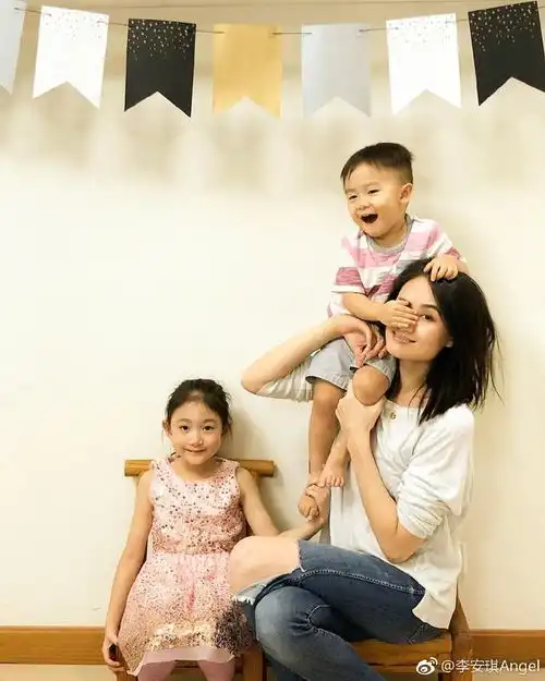 李小鹏娇妻晒女儿萌照,奥莉用手遮眼古灵精怪,网友太会拍了