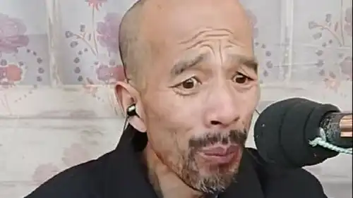 70岁大爷演唱口是心非销魂的表情,本地口音别有一番风味