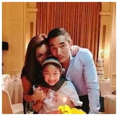 他曾是少女梦中男神,却和最丑港姐奉子成婚,今女儿相貌让人担心