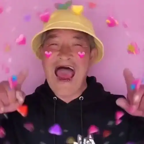 老顽童爷爷表演爱的魔力转圈圈,表情太到位了,嘴型有点不对