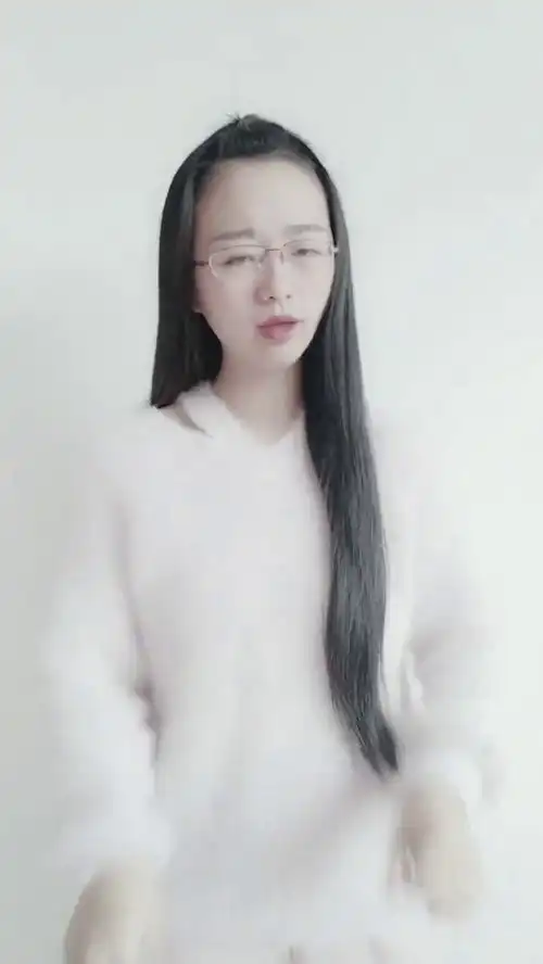 手势舞再见只是陌生人,看上去好伤感,姑娘脸上的表情亮了