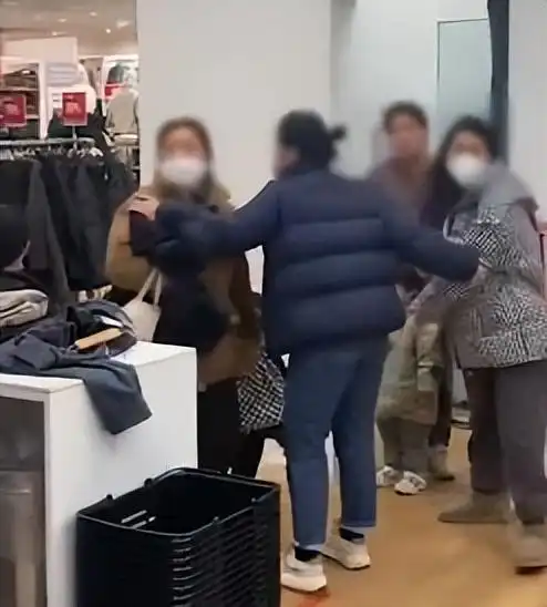 女子试衣间遭男童掀帘,反被孩子家长抢手机辱骂看着就不检点