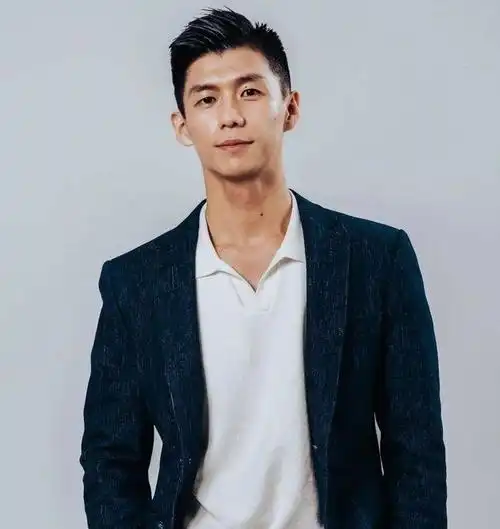 这才是正装男生该剪的发型,阳光又帅气
