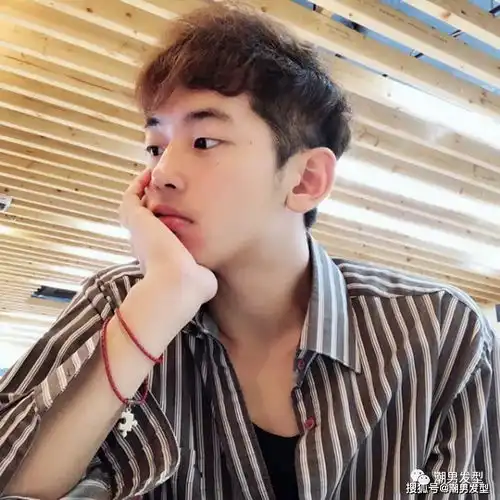 年底男生不剪飞机头发型也很帅,试试这3款,剪完时髦又帅气