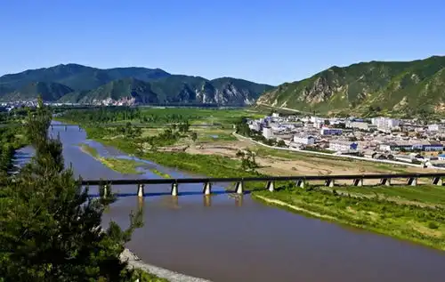 吉林的一个小村庄,被三个国家包围,仅有一条公路直通国内
