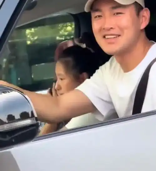 网友拍到知名男星开理想mega罗永浩也自称是车主