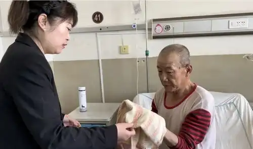 照顾10年社区与孤寡老人亲如一家