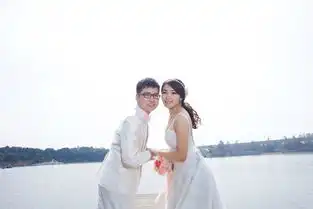 第一次拍摄婚纱照,难免有些不适应,动作表情多多少少有些僵硬,...