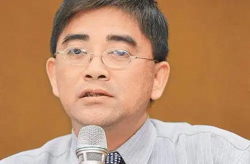 台高官专车不坐专门挤地铁竟为偷拍女生大腿不巧他被抓包了