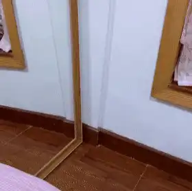 猫咪第一次见到镜子里的自己,表情十分气愤,猫有本事你出来